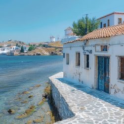 Plage animée de Mykonos avec parasols colorés