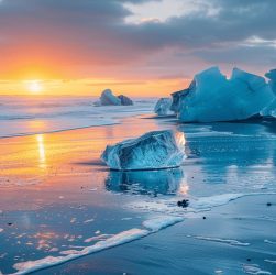 Plage de sable noir avec des morceaux de glace